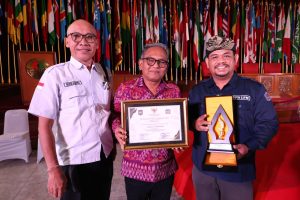 Pemkot Denpasar menerima penghargaan LPM Award dari Ketua Umum DPP LPM RI, Ahmad Doli Kurnia Tandjung, disaksikan Menko Polkam Jenderal TNI (Purn.) Djamari Chaniago di Gedung Merdeka, Bandung, Jumat (7/26).