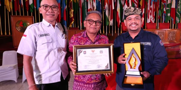Pemkot Denpasar menerima penghargaan LPM Award dari Ketua Umum DPP LPM RI, Ahmad Doli Kurnia Tandjung, disaksikan Menko Polkam Jenderal TNI (Purn.) Djamari Chaniago di Gedung Merdeka, Bandung, Jumat (7/26).