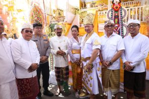 Wali Kota Denpasar I Gusti Ngurah Jaya Negara bersama Wakil Wali Kota I Kadek Agus Arya Wibawa menghadiri prosesi Mapurwa Daksina dalam rangkaian Karya Atma Wedana Maligia Punggel Utama di Peyadnya Puri Agung Dangin Puri, Denpasar, Jumat (7/26).