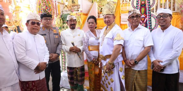 Wali Kota Denpasar I Gusti Ngurah Jaya Negara bersama Wakil Wali Kota I Kadek Agus Arya Wibawa menghadiri prosesi Mapurwa Daksina dalam rangkaian Karya Atma Wedana Maligia Punggel Utama di Peyadnya Puri Agung Dangin Puri, Denpasar, Jumat (7/26).