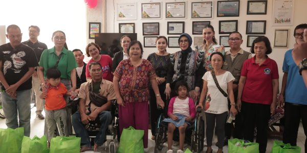 Penasihat I Dharma Wanita Persatuan (DWP) Kementerian Sosial Republik Indonesia, Ny. Fatma Saifullah Yusuf didampingi Ketua GOW Kota Denpasar, Ny. Ayu Kristi Arya Wibawa, Ketua FPPI Kota Denpasar, Mulianingsih dan Kepala Dinas Sosial Kota Denpasar, I Gusti Ayu Laxmy Saraswati dalam acara Pesona Difabel Denpasar, di Graha Nawasena, Sabtu (8/8).
