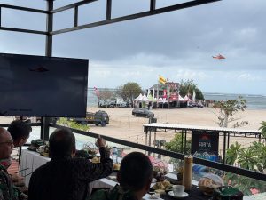 Personel TNI Simulasi Penanganan Bencana di Pantai Mertasari, Sanur (8/8).