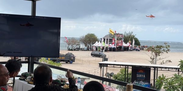 Personel TNI Simulasi Penanganan Bencana di Pantai Mertasari, Sanur (8/8).