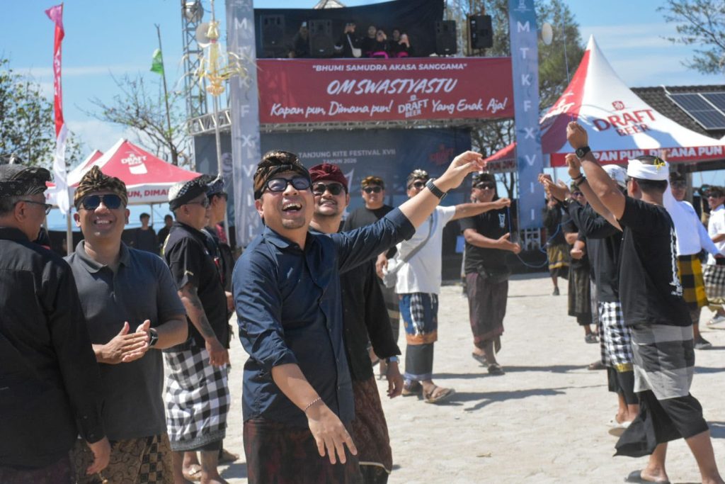 Lomba Layang-Layang Mel Tanjung Kite Festival XVII Tahun 2026 dengan menarik layangan di Kawasan Pantai Mertasari, Sanur, Denpasar, Minggu (9/8).