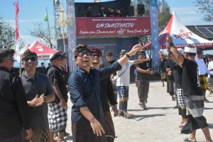 Lomba Layang-Layang Mel Tanjung Kite Festival XVII Tahun 2026 dengan menarik layangan di Kawasan Pantai Mertasari, Sanur, Denpasar, Minggu (9/8).