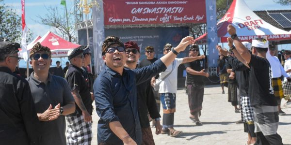Lomba Layang-Layang Mel Tanjung Kite Festival XVII Tahun 2026 dengan menarik layangan di Kawasan Pantai Mertasari, Sanur, Denpasar, Minggu (9/8).