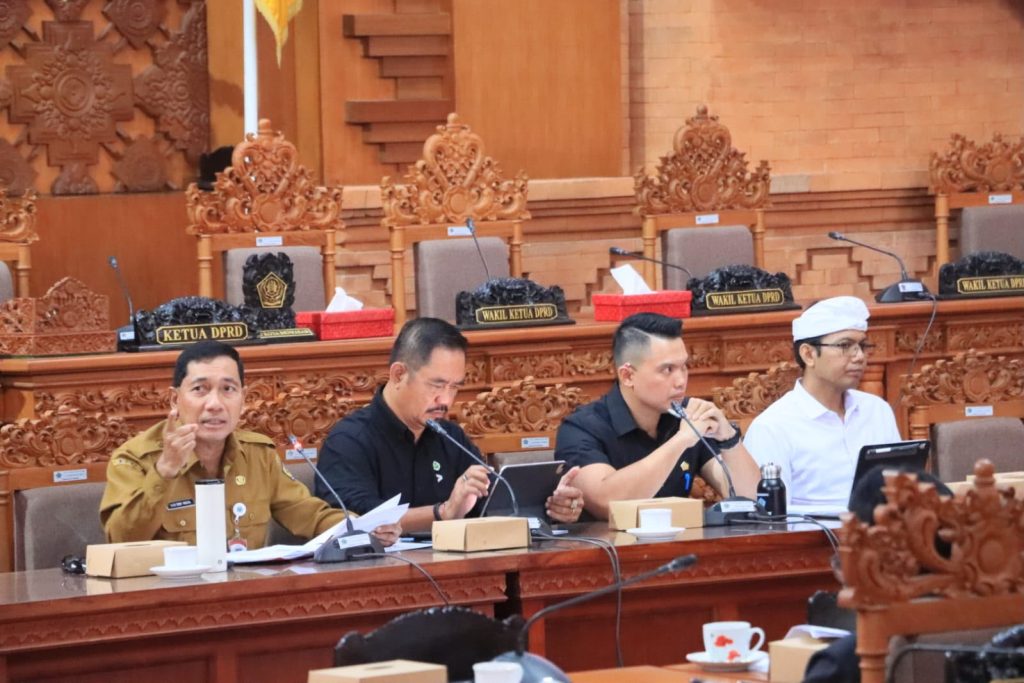 Rapat pembahasan Perubahan KUA-PPAS Tahun Anggaran 2026, Senin (10/8), di Gedung DPRD Denpasar dibuka Wakil Ketua DPRD Kota Denpasar Ida Bagus Yoga Adi Putra bersama I Wayan Mariyana Wandhira dan I Made Oka Cahyadi Wiguna, serta dihadiri Sekretaris Daerah Kota Denpasar I Gusti Ngurah Eddy Mulya selaku Ketua TAPD.