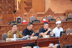 Rapat pembahasan Perubahan KUA-PPAS Tahun Anggaran 2026, Senin (10/8), di Gedung DPRD Denpasar dibuka Wakil Ketua DPRD Kota Denpasar Ida Bagus Yoga Adi Putra bersama I Wayan Mariyana Wandhira dan I Made Oka Cahyadi Wiguna, serta dihadiri Sekretaris Daerah Kota Denpasar I Gusti Ngurah Eddy Mulya selaku Ketua TAPD.