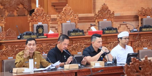 Rapat pembahasan Perubahan KUA-PPAS Tahun Anggaran 2026, Senin (10/8), di Gedung DPRD Denpasar dibuka Wakil Ketua DPRD Kota Denpasar Ida Bagus Yoga Adi Putra bersama I Wayan Mariyana Wandhira dan I Made Oka Cahyadi Wiguna, serta dihadiri Sekretaris Daerah Kota Denpasar I Gusti Ngurah Eddy Mulya selaku Ketua TAPD.