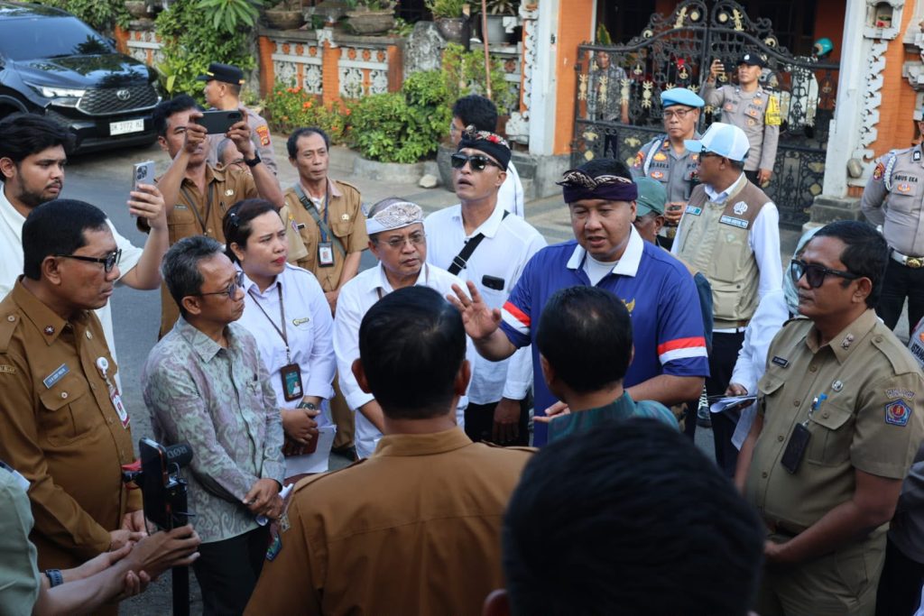Sekda Denpasar, I Gusti Ngurah Eddy Mulya dampingi Kunjungan Menteri Perumahan dan Kawasan Permukiman (PKP) RI, Maruarar Sirait terkait Program Bantuan Stimulan Perumahan Swadaya (BSPS) di Banjar Oongan, Kelurahan Tonja, Kecamatan Denpasar Utara, Senin (10/8).