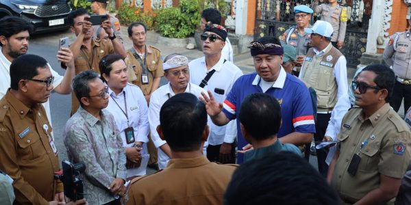 Sekda Denpasar, I Gusti Ngurah Eddy Mulya dampingi Kunjungan Menteri Perumahan dan Kawasan Permukiman (PKP) RI, Maruarar Sirait terkait Program Bantuan Stimulan Perumahan Swadaya (BSPS) di Banjar Oongan, Kelurahan Tonja, Kecamatan Denpasar Utara, Senin (10/8).
