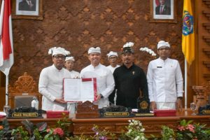 Wakil Wali Kota Denpasar, I Kadek Agus Arya Wibawa saat mengikuti Sidang Paripurna ke-13 Masa Persidangan II DPRD Kota Denpasar dengan agenda Penyampaian Pemandangan Umum dan Pendapat Akhir Fraksi yang dipimpin Wakil Ketua DPRD Kota Denpasar, Ida Bagus Yoga Adi Putra di Gedung DPRD Kota Denpasar, Rabu (12/8).