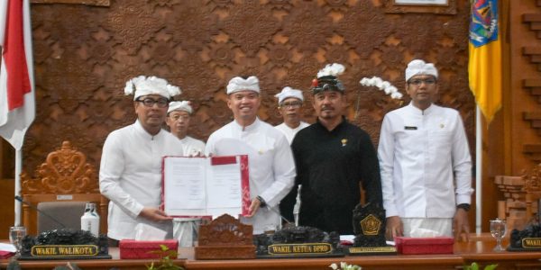 Wakil Wali Kota Denpasar, I Kadek Agus Arya Wibawa saat mengikuti Sidang Paripurna ke-13 Masa Persidangan II DPRD Kota Denpasar dengan agenda Penyampaian Pemandangan Umum dan Pendapat Akhir Fraksi yang dipimpin Wakil Ketua DPRD Kota Denpasar, Ida Bagus Yoga Adi Putra di Gedung DPRD Kota Denpasar, Rabu (12/8).