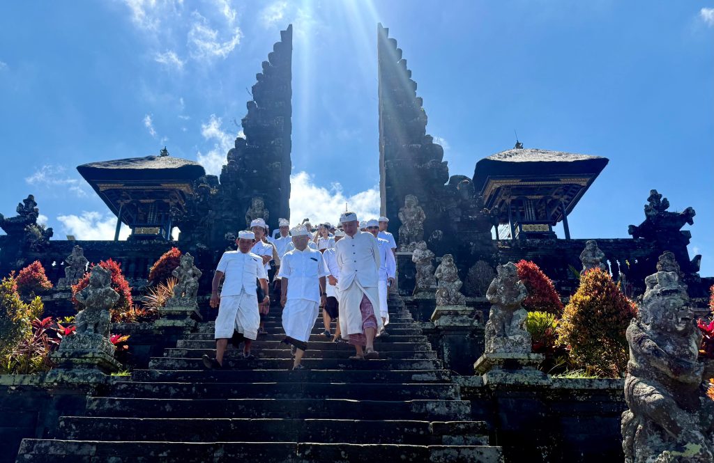 Persembahyangan Pemprov Bali ke Pura Besakih dalam Rangka Atur Piuning Pembangunan Besakih.