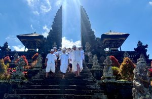 Persembahyangan Pemprov Bali ke Pura Besakih dalam Rangka Atur Piuning Pembangunan Besakih.