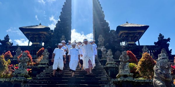 Persembahyangan Pemprov Bali ke Pura Besakih dalam Rangka Atur Piuning Pembangunan Besakih.