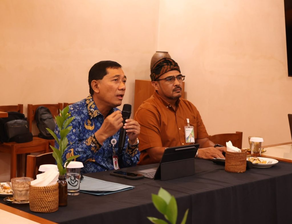 Sekda Kota Denpasar, IGN Eddy Mulya, saat menjadi narasumber Webinar Nasional KORPRI Berbagi dan memaparkan inovasi Sembagi Arutala untuk perlindungan pekerja rentan, Kamis (13/8).