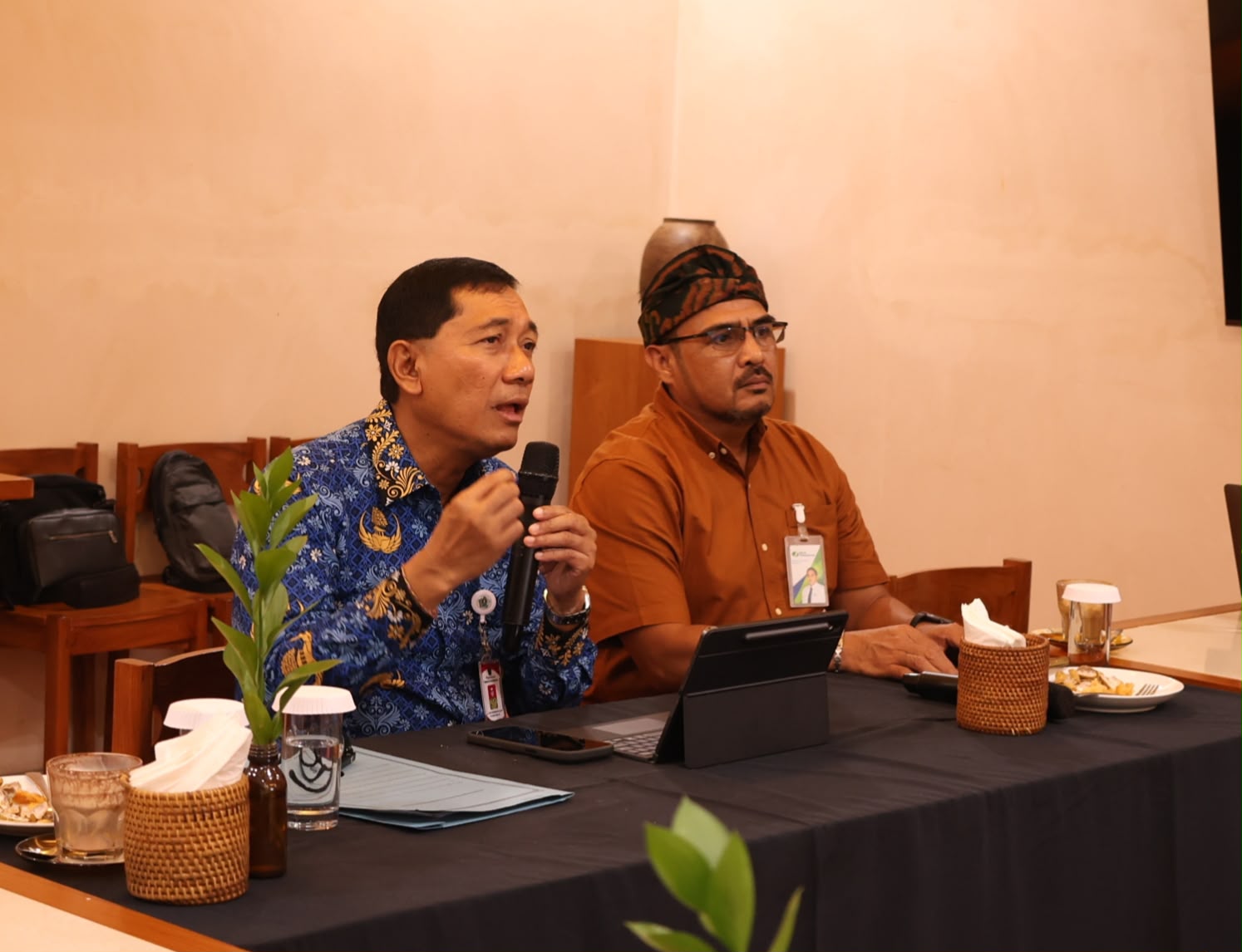 Sekda Kota Denpasar, IGN Eddy Mulya, saat menjadi narasumber Webinar Nasional KORPRI Berbagi dan memaparkan inovasi Sembagi Arutala untuk perlindungan pekerja rentan, Kamis (13/8).