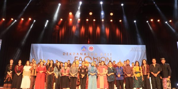 Pelaksanaan Dekranasda Bali Fashion Road Show yang digelar Dekranasda Provinsi Bali di Kota Denpasar dan dihadiri Ketua Dekranasda Provinsi Bali, Ny. Putri Koster, serta disambut langsung Ketua Dekranasda Kota Denpasar, Ny. Sagung Antari Jaya Negara, di Gedung Dharma Negara Alaya, Lumintang Denpasar, Rabu (12/8).