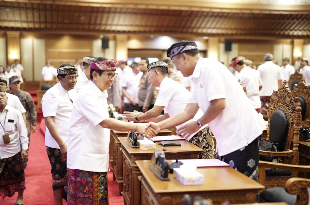 Bupati Badung Wayan Adi Arnawa di Dampingi Ketua DPRD Badung I Gusti Anom Gumanti saat memasuki ruang Rapat Paripurna DPRD Badung.