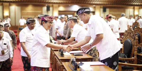 Bupati Badung Wayan Adi Arnawa di Dampingi Ketua DPRD Badung I Gusti Anom Gumanti saat memasuki ruang Rapat Paripurna DPRD Badung.