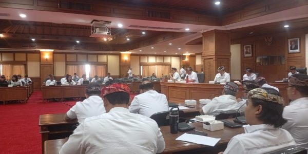Rapat Badan Anggaran DPRD Kabupaten Badung bersama Tim Anggaran Pemerintah Daerah, pada Kamis (13/8).