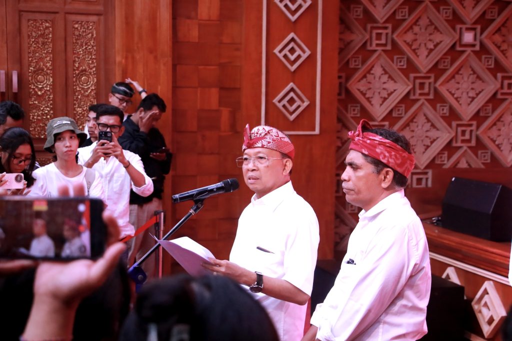 Bali Wayan Koster saat Jumpa Pers di Gedung Kertasabha, Jayasabha, Denpasar, Jumat (14/8).