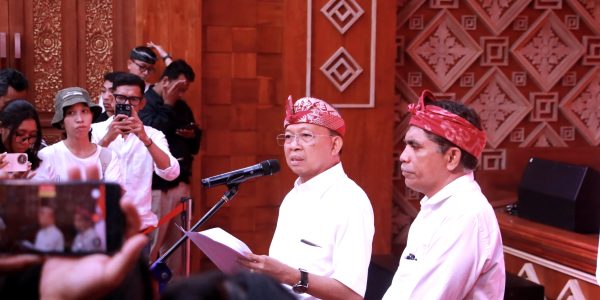 Bali Wayan Koster saat Jumpa Pers di Gedung Kertasabha, Jayasabha, Denpasar, Jumat (14/8).