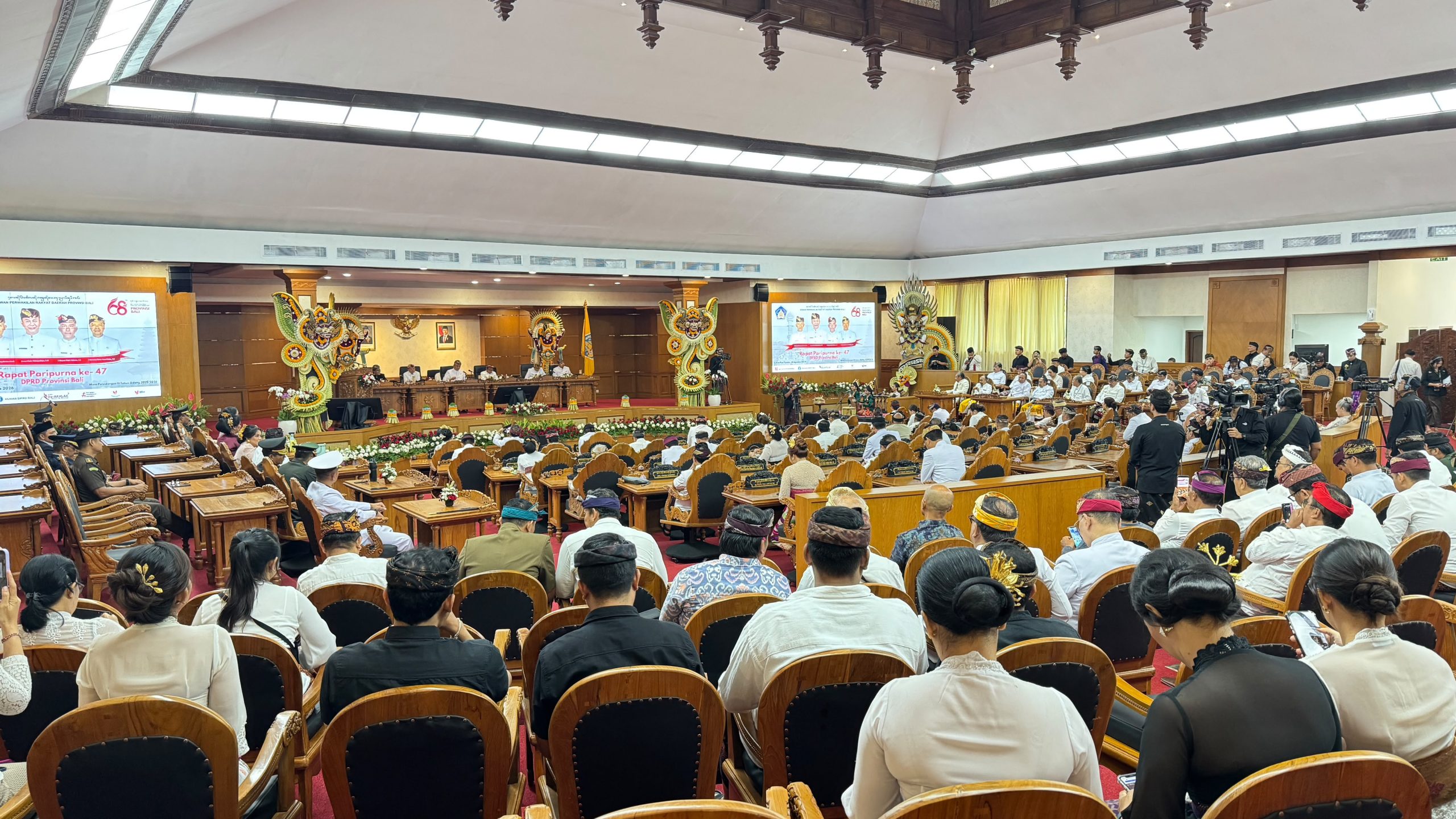 Sidang Paripurna Istimewa DPRD Provinsi Bali memperingati Hari Jadi ke-68 Provinsi Bali di Ruang Sidang Utama DPRD Bali, Denpasar, Jumat (14/8/2026).