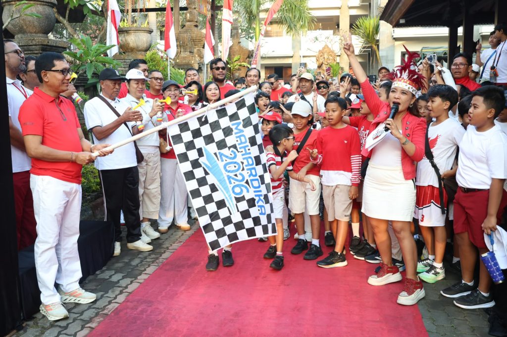 Fun Walk dalam rangka menyemarakkan HUT ke-81 Kemerdekaan Republik Indonesia di Denpasar, Sabtu (16/8).