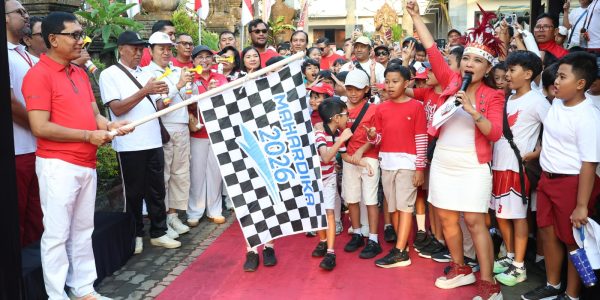 Fun Walk dalam rangka menyemarakkan HUT ke-81 Kemerdekaan Republik Indonesia di Denpasar, Sabtu (16/8).