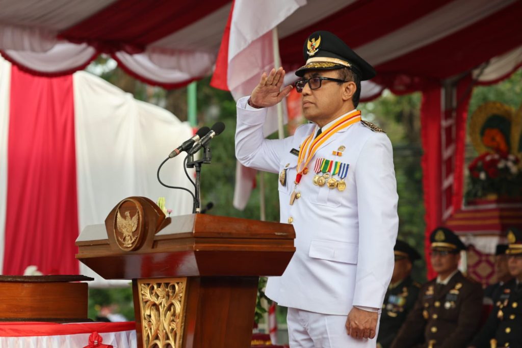 Wali Kota Denpasar, I Gusti Ngurah Jaya Negara dalam pelaksanaan Upacara Bendera dalam rangka memperingati HUT ke-81 Republik Indonesia di Kota Denpasar, Senin (17/8), di Lapangan Lumintang.