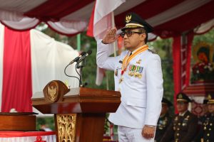 Wali Kota Denpasar, I Gusti Ngurah Jaya Negara dalam pelaksanaan Upacara Bendera dalam rangka memperingati HUT ke-81 Republik Indonesia di Kota Denpasar, Senin (17/8), di Lapangan Lumintang.