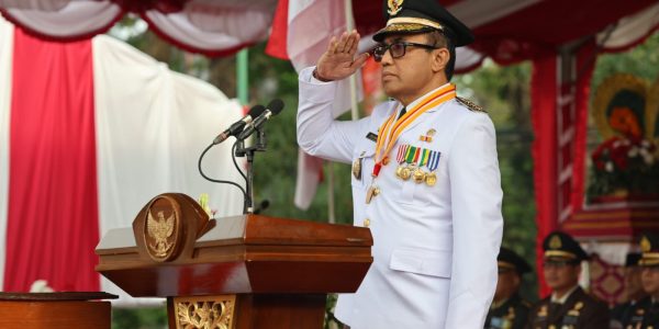 Wali Kota Denpasar, I Gusti Ngurah Jaya Negara dalam pelaksanaan Upacara Bendera dalam rangka memperingati HUT ke-81 Republik Indonesia di Kota Denpasar, Senin (17/8), di Lapangan Lumintang.