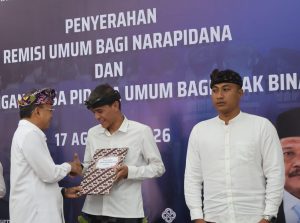 Gubernur Bali Wayan Koster Menyerahkan Remisi kepada Para Penerima Remisi di Lapas Kelas IIA Kerobokan, Badung, Senin (17/8/2026).