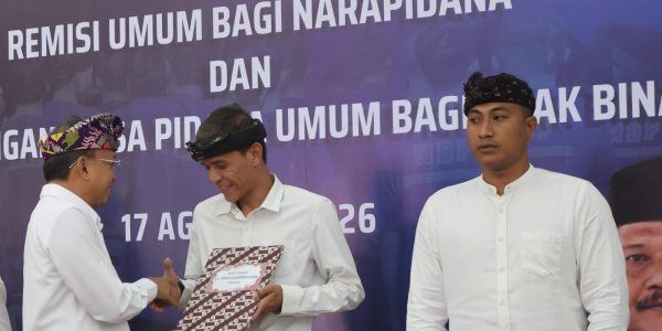 Gubernur Bali Wayan Koster Menyerahkan Remisi kepada Para Penerima Remisi di Lapas Kelas IIA Kerobokan, Badung, Senin (17/8/2026).