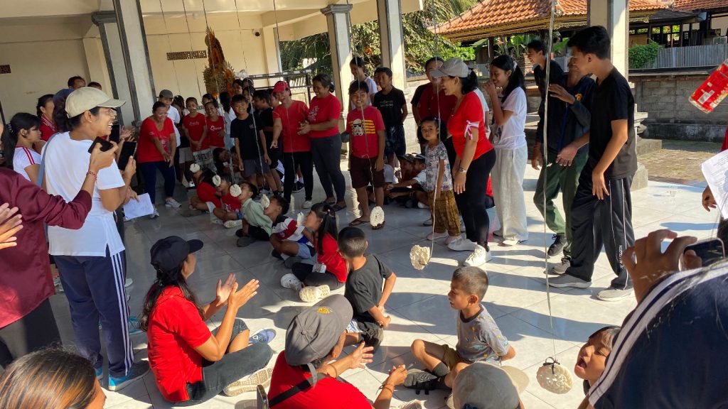 Keseruan lomba kerupuk dalam perayaan HUT ke-81 RI di Banjar Kemenuh Kangin, Desa Kemenuh, Kecamatan Sukawati, Gianyar, Minggu (16/8).