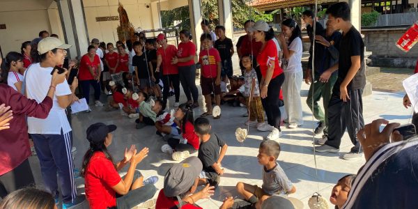 Keseruan lomba kerupuk dalam perayaan HUT ke-81 RI di Banjar Kemenuh Kangin, Desa Kemenuh, Kecamatan Sukawati, Gianyar, Minggu (16/8).