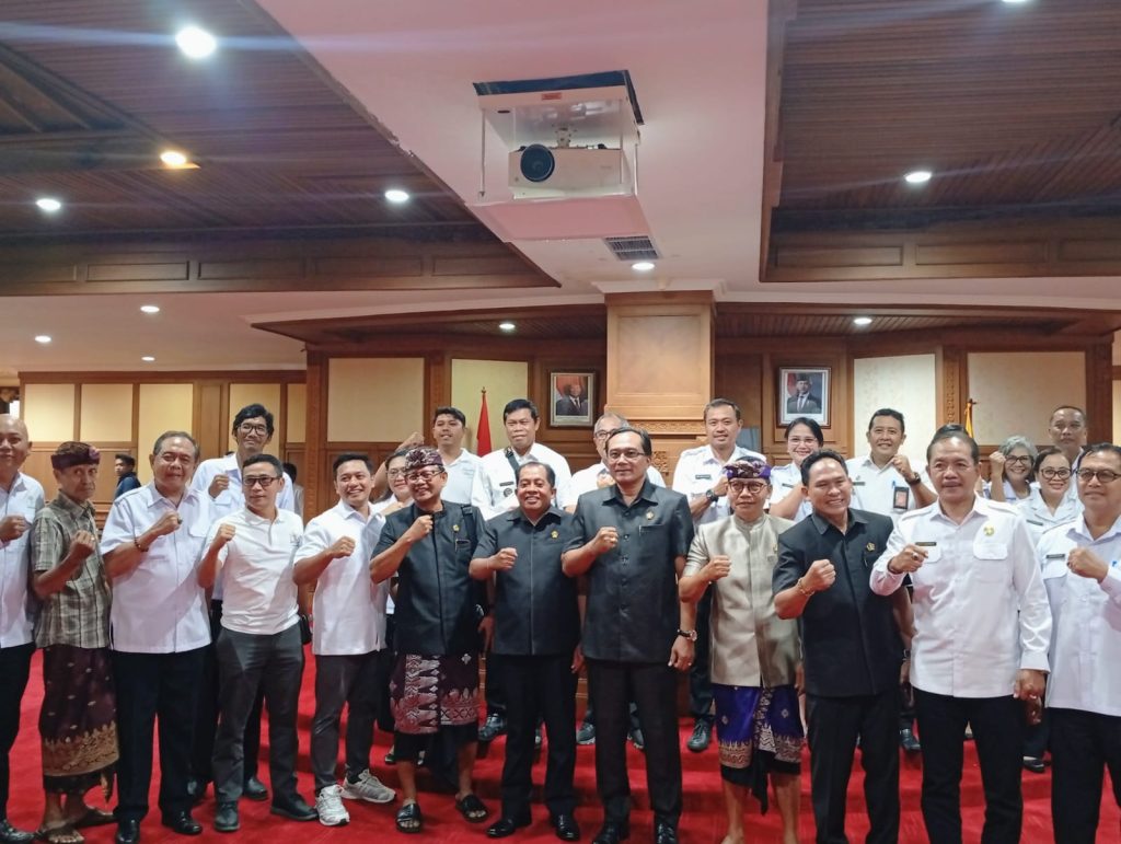 Foto Bersama usai Rapat Pansus Penyerapan Aspirasi di Ruang Madya Gosana, Kantor DPRD Kabupaten Badung, Rabu (19/8/2026).