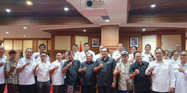 Foto Bersama usai Rapat Pansus Penyerapan Aspirasi di Ruang Madya Gosana, Kantor DPRD Kabupaten Badung, Rabu (19/8/2026).