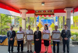 Pemkot Denpasar saat menerima dua penghargaan bidang hukum yang diraih pada rangkaian Peringatan Hari Pengayoman ke-81 Tahun 2026 di Kantor Wilayah Kementerian Hukum Bali, Rabu (19/8).