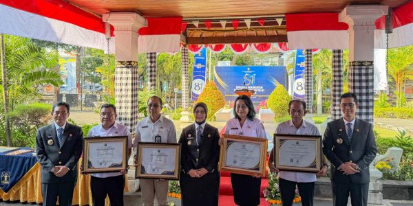 Pemkot Denpasar saat menerima dua penghargaan bidang hukum yang diraih pada rangkaian Peringatan Hari Pengayoman ke-81 Tahun 2026 di Kantor Wilayah Kementerian Hukum Bali, Rabu (19/8).