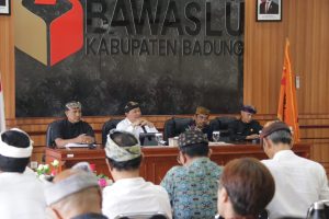 Bedah Buku di Kantor Bawaslu Badung, Kamis (20/8).