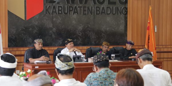 Bedah Buku di Kantor Bawaslu Badung, Kamis (20/8).