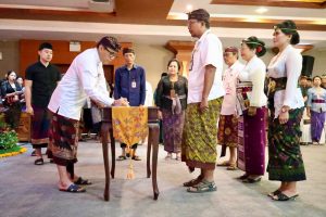 Wali Kota Denpasar, I Gusti Ngurah Jaya Negara saat melantik dan mengambil sumpah jabatan 81 pejabat struktural yang terdiri atas Pejabat Pimpinan Tinggi Pratama, Pejabat Administrator, dan Pejabat Pengawas di lingkungan Pemerintah Kota Denpasar di Graha Sewaka Dharma Kota Denpasar, Kamis (20/8).