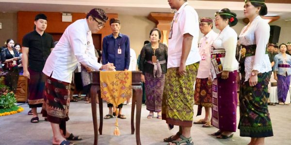 Wali Kota Denpasar, I Gusti Ngurah Jaya Negara saat melantik dan mengambil sumpah jabatan 81 pejabat struktural yang terdiri atas Pejabat Pimpinan Tinggi Pratama, Pejabat Administrator, dan Pejabat Pengawas di lingkungan Pemerintah Kota Denpasar di Graha Sewaka Dharma Kota Denpasar, Kamis (20/8).