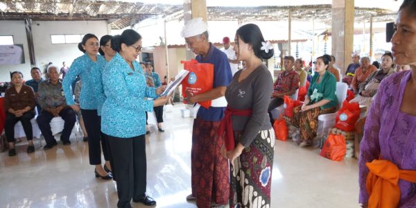 Ketua TP PKK Provinsi Bali, Ny. Putri Koster saat menyerahkan Bantuan kepada Warga di Klungkung.