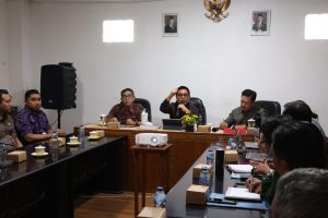 Wakil Wali Kota Denpasar, I Kadek Agus Arya Wibawa, saat melaksanakan kunjungan kerja ke PD Pasar Sewaka Dharma Kota Denpasar, didampingi Asisten Perekonomian dan Pembangunan Setda Kota Denpasar, IB. Alit Adhi Merta, Jumat (21/8).