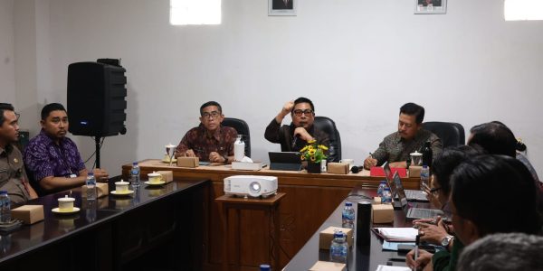 Wakil Wali Kota Denpasar, I Kadek Agus Arya Wibawa, saat melaksanakan kunjungan kerja ke PD Pasar Sewaka Dharma Kota Denpasar, didampingi Asisten Perekonomian dan Pembangunan Setda Kota Denpasar, IB. Alit Adhi Merta, Jumat (21/8).