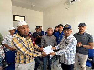 Rektor Universitas Warmadewa, Prof. Dr. Ir. I Gde Suranaya Pandit (depan kanan) hadir di Lokasi Gempa NTT menyerahkan Bantuan di Desa Warloka Pesisir, Mangarai Barat, NTT.